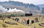 Am Ostersamstag 1991 fuhr 94 1292 mit Sonderzug P 19086 von Schleusingen nach Ilmenau. Der Zug wurde auf dem Erleviadukt in Hirschbach (Thür) abgepasst. (30.03.1991) <i>Foto: Wolfgang Bügel</i>