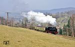 94 1292 mit Sonderzug P 19089 auf dem Weg aus dem Suhler Talkessel zur 144 m höher gelegenen Station Friedberg bei Suhl-Neundorf. Auf diesem fünf Kilometer langen Streckenabschnitt ist auf einer Länge von 1470 Metern eine Neigung von bis 70,6 ‰ zu überwinden, weshalb es hier früher einen Zahnstangenbetrieb gab. (30.03.1991) <i>Foto: Wolfgang Bügel</i>
