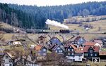 94 1292 mit Sonderzug P 19089 auf dem 47 m langen Viadukt in Hirschbach (Thür). Der Ort wurde 1542 erstmals urkundlich erwähnt und gehörte zum Amt Schleusingen der Grafschaft Henneberg. Die Ansiedlung entstand aufgrund der damals umliegenden Eisenerzgewinnung. (30.03.1991) <i>Foto: Wolfgang Bügel</i>