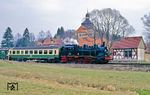 94 1292 rollt durch den Haltepunkt St. Kilian kurz vor Schleusingen. Inzwischen ist die Idylle hier verloren gegangen. Anstelle des Haltepunktes steht an dieser Stelle die Lagerhalle einer Glasfabrik, in unmittelbarer Nähe überspannt die Autobahn A 73 das Erletal. (30.03.1991) <i>Foto: Wolfgang Bügel</i>