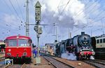 01 118 und 01 1066 machen sich im Bw Bebra auf den Weg, einen Sonderzug nach Eisenach zu übernehmen. Links steht 798 717, der damals zum Bestand des Bw Kassel gehörte. (21.04.1991) <i>Foto: Wolfgang Bügel</i>
