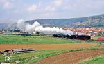 Während ihrer kurzen Stationierungszeit beim Bw Erfurt P vom 24.06.1963 bis 13.05.1964 dürfte 01 118 mehrfach planmäßig diesen Weg von Bebra nach Gerstungen genommen haben. 28 Jahre später dampft sie als Vorspann vor 01 1066 mit einem Sonderzug die Steigung bei Ronshausen hinauf. (21.04.1991) <i>Foto: Wolfgang Bügel</i>