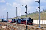 Nach Inbetriebnahme der Neubaustrecke Förtha–Gerstungen am 13. April 1962 wurde ab 28. September 1963 die Grenzabfertigung der Interzonenzüge von Wartha nach Gerstungen verlegt. Der Grenzbahnhof Gerstungen wurde dazu erheblich umgebaut. 1966/67 entstand auf der Nordseite ein separater Bahnhofsteil für die Abfertigung der Interzonenzüge, auf dem sich gerade der Sonderzug mit 01 118 und 01 1066 befindet. Der alte Bahnhofsteil wurde zum Endbahnhof umgestaltet und diente nur noch dem Personenverkehr nach Eisenach. Mit Sommerfahrplan 1973 war die Deutsche Bundesbahn für Gestellung von Lokomotiven und Personal für die Strecke Bebra–Gerstungen zuständig. In Gerstungen fand der Lokwechsel statt. Für die DB-Personale gab es einen Aufenthaltsraum. Anders als an den meisten anderen Grenzbahnhöfen zwischen der DDR und der Bundesrepublik war kein Übergang zwischen Interzonenzügen und Binnenverkehrszügen möglich, Ein- und Aussteigen war bei den Interzonenzügen generell nicht gestattet. Während in früheren DR-Auslandkursbüchern gesondert auf diesen Fakt hingewiesen wurde, wurde in späteren Jahren der Halt im Bahnhof gar nicht mehr dargestellt. Nach der Wiedervereinigung entfielen ab September 1990 die Halte der Schnellzüge in Gerstungen, stattdessen fuhren die Eisenacher Personenzüge bis Bebra durch. (21.04.1991) <i>Foto: Wolfgang Bügel</i>