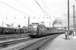 E 10 164 wurde am 30.01.1958 in Dienst gestellt. Zum Zeitpunkt der Aufnahme in Ulm gehörte sie zum Bw Stuttgart-Rosenstein. Nach fast 44 Jahren Einsatzzeit wurde sie im Jahre 2001 (letzte Beheimatung: Saarbrücken) ausgemustert. (1960) <i>Foto: A.E.Durrant</i>