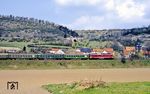 Eine 132 führt einen Personenzug vor den Hörselbergen bei Sättelstädt. (21.04.1991) <i>Foto: Wolfgang Bügel</i>
