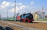 91 6580 auf der Rückfahrt nach Fröttstedt (- Eisenach) als Schlusslok am Sonderzug mit 94 1292 im Bahnhof Waltershausen. 91 6580 war 1949 von der Deutschen Reichsbahn mit der Verstaatlichung der Bahnstrecke Ilmenau–Großbreitenbach übernommen worden. Die Lok entstand 1938 bei Henschel in Kassel aus einer Mischung von bereits vorhandenen und erprobten Baugruppen der Größenordnung der ELNA 5. Die bestellende Süddeutsche Eisenbahn-Gesellschaft bestand aber auf einer Neukonstruktion, da aus ihrer Sicht die ELNA-Lokomotiven nicht mehr den Anforderungen einer modernen Dampflok entsprachen. (21.04.1991) <i>Foto: Wolfgang Bügel</i>