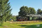 Zwischen Schönheide Süd und Hammerbrücke pendelte der "Wernesgrüner Schienen-Express", der hier mit 99 582 hinter Schönheide Mitte unterwegs ist. (07.09.2025) <i>Foto: Andreas Höfig</i>