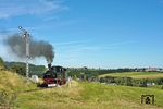 Anlässlich des WCd-Festivals der ehemaligen Schmalspurbahn Wilkau-Haßlau - Schönheide - Carlsfeld passiert 99 582 das neu aufgestellte Einfahrsignal von Schönheide Mitte. (07.09.2025) <i>Foto: Andreas Höfig</i>