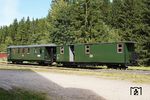 Der Förderverein Historische Westsächsische Eisenbahnen präsentierte anlässlich des Jubiläums „150 Jahre Eisenbahnstrecke Chemnitz – Aue – Adorf“ nicht nur die Eröffnung des sanierten Empfangsgebäudes Schönheide Ost, sondern auch vorbildlich restaurierte sächsische Schmalspurwagen wie den Gepäckwagen KD4 974-325 und den Traglastenpersonenwagen KB4 970-544 in Schönheide Süd. (07.09.2025) <i>Foto: Andreas Höfig</i>