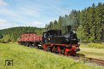 Das Jubiläum „150 Jahre Eisenbahnstrecke Chemnitz - Aue - Adorf” wurde gleichzeitig mit dem XII. WCd-Schmalspurbahnfestival gefeiert. („WCd” ist die bahnamtliche Abkürzung für die Schmalspurbahn Wilkau-Haßlau - Carlsfeld). Gastlok 99 584 der Döllnitzbahn aus Mügeln zeigte im Bahnhof Schönheide Süd wie der Schmalspurbetrieb vergangener Zeiten aussah. (07.09.2025) <i>Foto: Andreas Höfig</i>