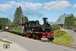99 582 der Museumsbahn Schönheide mit Pendelzug zwischen Schönheide Süd und Tannenbergsthal (Vogtl) bei Neuheide. (07.09.2025) <i>Foto: Andreas Höfig</i>