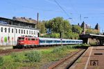 Da am Wochenende meist eine der beiden 101 von TCS im deutschlandweiten Sonderzugeinsatz unterwegs ist, springt dann eine 111 von DB-Gebrauchtzug ein. Hier ist es 111 137, die den RE 13-Ersatzzug 21608 nach Venlo/NL in Wuppertal-Steinbeck am Haken hat. (07.09.2025) <i>Foto: Wolfgang Bügel</i>