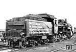 Auch die DDR kannte sich mit Parolen gut aus: Das 125-jährige Jubiläum der Deutschen Eisenbahn wurde hier als "Symbol des Sieges der Arbeiterklasse in der DDR" gefeiert. Was die Ereignisse miteinander zu tun hatten, blieb wohl das Geheimnis der Progagandisten. Bekannt ist, dass solche Loks, wie die Erfurter 38 1250, nur im DR-Binnenverkehr eingesetzt werden konnten, weil z.B. die Bundesbahn Fahrzeuge mit politischen Botschaften auf ihren Strecken nicht erlaubte. (03.1961) <i>Foto: RBD Erfurt</i>