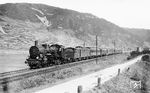 38 2634 vom Bw Essen Hbf führt den D 251 (Frankfurt/M – Köln – Dortmund) im Rheintal bei Trechtingshausen. (1929) <i>Foto: Carl Bellingrodt</i>