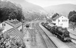 57 3452 (Bw Freudenstadt) wartet vor einem Nahgüterzug nach Hausach im Bahnhof Alpirsbach.  (31.07.1959) <i>Foto: Carl Bellingrodt</i>
