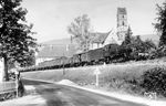 In Alpirsbach fährt 57 3452 mit ihrem Nahgüterzug nach Freudenstadt an der Klosteranlage aus dem 11. Jahrhundert vorbei. (31.07.1959) <i>Foto: Carl Bellingrodt</i>