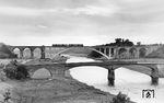 ETA 176 005, der fabrikneu am 14.02.1954 dem Bw Kassel zugeteilt worden war, als Et 830 auf der Fuldabrücke bei Guntershausen südlich von Kassel.  (16.08.1956) <i>Foto: Carl Bellingrodt</i>