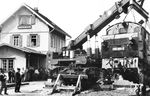 099 651 stand vom 22. August 1969 bis zum 11. Juni 2016 als Denkmallok auf dem ehemaligen Bahnhofsvorplatz in Steinheim (Murr) - zunächst als Leihgabe der DB und ab 1984 im Eigentum der Stadt Steinheim. In der langjährigen Zeit als Denkmal musste die Lok einmal den Standplatz wechseln. Am 27. Januar 2014 wurde die Lok mittels Straßenkran auf die andere (ehemals gleislose) Seite des Bahnhofsgebäudes umgesetzt. Der alte Denkmalsplatz musste wegen des Neubaus eines Kreisverkehrs aufgegeben werden. Das Bild zeigt die Aufstellung der Denkmallok im Sommer 1969 mittels eines Ardelt 45 Tonnen-Dieselkrans mit Teleskopausleger. (22.08.1969) <i>Foto: Slg. Helmut Bürger</i>