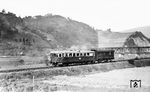 VT 3 (Wismar, Baujahr 1936) mit einem PwPostwagen auf der 1962 stillgelegten Moselbahn zwischen Bullay und Merl. Im Hintergund ist doppelstöckige Brücke der Staatsbahn mit dem Tunnelportal des Prinzenkopftunnels zu erkennen. (1954) <i>Foto: Carl Bellingrodt</i>