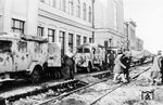 Im Bahnhof Winniza in der Ukraine werden Verwundete von der Front in Eisenbahnwagen umgeladen. Eine exakte Zahl für die tägliche Verwundetenrate der Wehrmacht an der Ostfront ist nicht bekannt, jedoch zeigen historische Daten, dass die Verluste extrem hoch waren. Die Anzahl der Verwundeten schwankte enorm je nach Intensität der Kämpfe. Statistisch waren die durchschnittlichen Verluste so hoch, dass nach etwa 3 bis 4 Monaten ein ganzer Geburtsjahrgang der wehrfähigen Männer in Deutschland „verheizt“ wurde. Die Ostfront war der mit Abstand verlustreichste Kriegsschauplatz für die deutsche Wehrmacht; über 3,8 Millionen deutsche Soldaten starben dort, was mehr als zwei Drittel der Gesamtzahl aller gefallenen deutschen Soldaten im Zweiten Weltkrieg ausmachte. (1942) <i>Foto: Privatfoto</i>