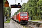 Ende der 1990er Jahre wünschte sich DB Cargo aufgrund der wachsenden internationalen Aktivitäten eine neue elektrische Güterzuglok mit einer Zweisystemfähigkeit für den Einsatz in Frankreich, Luxemburg und Dänemark. Die bestehende Option auf weitere Lokomotiven der Baureihe 145 wurde daher entsprechend abgewandelt. Im Januar 2000 konnte der Hersteller ADtranz mit der 185 001 das erste Exemplar einer Mehrsystemvariante der Baureihe 145 präsentieren. Technisch sind die Lokomotiven der Reihe 185 also eine Weiterentwicklung der Baureihe 145. Die bereits in die Jahre gekommene 185 001 ist hier vor EZ 51349 nach Hagen-Vorhalle in Haan unterwegs. (10.09.2025) <i>Foto: Joachim Bügel</i>