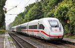Unfreiwillig legte der ICE 956 nach Köln (Tz 9203) im Haltepunkt Haan einen außerplanmäßigen Halt ein. In der Ferne ist noch der ärgerliche Grund zu erkennen: Dort wartete der EZ 51230 nach Gremberg vor dem Einfahrsignal von Solingen Hbf mit Abstand auf die dort haltende RB 48. Warum man den Güterzug nicht spätestens in Gruiten in die Überholung nahm, wird wohl wieder das Geheimnis des Disponenten bleiben. Wer jetzt meint, dass dies in Solingen Hbf korrigiert wurde, liegt falsch. Güterzug und ICE bummelten hinter der RB 48 her, dem ICE bescherte dies bis Köln Hbf zusätzliche 14 Verspätungsminuten - was soll's... (10.09.2025) <i>Foto: Joachim Bügel</i>