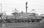 In der Ostausfahrt des Aschaffenburger Rangierbahnhofs wartet 194 542 mit einem Güterzug auf Ausfahrt in Richtung Spessart/Würzburg. Die Aschaffenburger Lok ist eine der beiden 194er mit Hochspannungssteuerung Bauart BBC.  (02.04.1971) <i>Foto: Wolfgang Bügel</i>