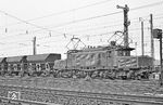 194 542, ein Nachkriegsbau von Krauss-Maffei aus dem Jahr 1953 (ex E 94 142), vor einem Güterzug in Aschaffenburg Rbf. 1971 erhielt die Lok den stärkeren Siemens-Motor Type WBM 487, mit dem sich die Stundenleistung auf 4680 Kilowatt erhöhte. Diesen Motor erhielten auch die Nachbauten der Deutschen Bundesbahn (E 94 262–285), wodurch die Höchstgeschwindigkeit auf 100 km/h erhöht werden konnte. Zur Unterscheidung der Serien-E 94 wurden die Loks in E 94.5 umgezeichnet. (02.04.1971) <i>Foto: Wolfgang Bügel</i>