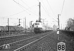 Die gerade einmal 3 Monate alte Frankfurter 103 116 mit dem F 155 "Münchener Kindl" (München ab 7.13 Uhr - Ingolstadt - Würzburg - Frankfurt/M an 10.57 Uhr), der aus drei blauen Aüm-Wagen und einem ARüm-Wagen besteht, in Aschaffenburg. Wegen des Mischplans mit Frankfurter 110er verkehrte der Zug nur mit einer Höchstgeschwindigkeit von 140 km/h. Erst ab Sommerfahrplan 1971 standen genügend 103er zur Verfügung und die Geschwindigkeit der Zuges wurde auf 160 km/h erhöht. (02.04.1971) <i>Foto: Wolfgang Bügel</i>