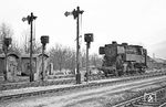 In Miltenberg hatte 065 013 bereits vom Zug abgesetzt. An den tausendfach fotografierten Formsignalen bayerischer Bauart in der Ausfahrt von Miltenberg Hbf war sie bereits auf dem Weg in die kleine Lokstation. (02.04.1971) <i>Foto: Wolfgang Bügel</i>