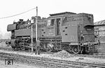 In der Lokstation Miltenberg wurden bei 065 013 zunächst die Wasservorräte aufgefüllt. Der Wasserkran war wohl eine DB-Eigenkonstruktion. (02.04.1971) <i>Foto: Wolfgang Bügel</i>