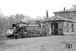 Mit 065 014 war noch eine weitere 65er in Miltenberg anwesend, die vor dem kleinen Lokschuppen abgestellt war. (02.04.1971) <i>Foto: Wolfgang Bügel</i>