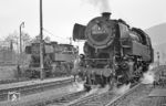 Als 065 014 aufbrach, in Miltenberg Hbf den P 2335 nach Aschaffenburg zu übernehmen, ergab sich die Möglichkeit, sie zusammen mit 065 013 ablichten, die immer noch am Wasserkran stand. Der Lokführer der 065 013 schickte dabei einen "hammermäßigen Gruß" an seine Kollegen. (02.04.1971) <i>Foto: Wolfgang Bügel</i>