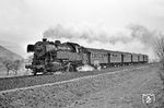 Die erste Streckenaufnahme von 065 014 mit dem P 2335 erfolgte dann kurz vor Laudenbach (b Kleinheubach). Gedacht war dies als Motiv mit dem Maintal im Hintergrund, aber das zunehmend tristere Wetter machte diesen Ansatz weitgehend zunichte. (02.04.1971) <i>Foto: Wolfgang Bügel</i>