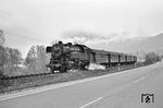 Der Halt des P 2335 in Laudenbach ermöglichte ein Überholen des Zuges und eine nächste Aufnahme am nördlichen Ortsrand. (02.04.1971) <i>Foto: Wolfgang Bügel</i>