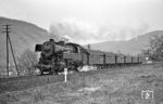 Zwischen Klingenberg und Wörth (Main) entstand eine weitere Aufnahme von 065 014 mit P 2335 auf seiner Fahrt nach Aschaffenburg. (02.04.1971) <i>Foto: Wolfgang Bügel</i>