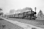 Aus der Gegenrichtung erschien bei Wörth (Main) der P 3316 nach Miltenberg, der mit der Nürnberger 051 628 bespannt war. (02.04.1971) <i>Foto: Wolfgang Bügel</i>