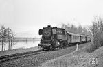 Der nächste Zug nach Aschaffenburg, der P 3317, war mit 065 013 bespannt. Bei Trennfurt, nördlich von Laudenbach, rollt der Zug am Main entlang. (02.04.1971) <i>Foto: Wolfgang Bügel</i>