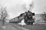 Am nächsten Zug nach Miltenberg hing wieder 065 014. In der Bahnhofsausfahrt aus Kleinwallstadt wurde der P 3322 das erste Mal abgepasst, der am Zugschluss noch eine Schienenbusgarnitur mitnahm. (02.04.1971) <i>Foto: Wolfgang Bügel</i>