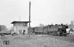 065 013 fährt mit dem hier endenden P 3324 aus Aschaffenburg in Obernburg-Elsenfeld ein. Der Bahnübergang in der Verbindung der Glanzstoffstraße zur Bahnhofstraße existiert wie auch das Stellwerksgebäude "On" heute nicht mehr. P.S.: Bei dem Lkw handelt es sich um einen Henschel-Kipper, Baureihe 502, Typ HS 16 HK. (02.04.1971) <i>Foto: Wolfgang Bügel</i>