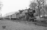 Den Abschluss des Fototages bildete 065 001 vor dem P 2332 nach Miltenberg, Ankunft in Klingenberg (Main) um 17.59 Uhr. Ohne Sommerzeit war damals nur noch eine Standaufnahme möglich. (02.04.1971) <i>Foto: Wolfgang Bügel</i>