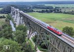 218 379 und 218 322 mit dem um 104 Minuten verspäteten IC 2310 (Köln - Westerland/Sylt) auf der Hochdonner Brücke. Bei der mehr als 100 Jahre alten Hochbrücke wird gerade zum ersten Mal seit ihrer Fertigstellung eine grundlegende Instandsetzung begonnen. Bislang wurde immer nur ausgebessert.  (28.08.2025) <i>Foto: Joachim Schmidt</i>