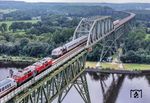 Durch die Verspätung des IC 2310 (+ 104') mit 218 379 und 218 322 kam es zu einer unerwarteten Begegnung mit dem verspäteten IC 2215 (+ 45'), geführt von 218 497, auf der Hochdonner Brücke. Zugegeben: In der Realität verpassten sich die Züge hier um zwei Minuten. Deshalb haben wir etwas nachgeholfen... (28.08.2025) <i>Foto: Joachim Schmidt</i>