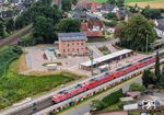 Richtung Bremen Hbf fährt ein Lokzug mit 189 013 + 189 018 + 152 027 + 152 098 durch den Haltepunkt Sagehorn. Links oben ist die Bremer Umgehungsbahn zu sehen. Diese nutzen auch einzelne Fernverkehrszüge zwischen Hamburg und Köln, lassen so Bremen Hbf aus und verkürzen die Fahrzeit um ca. 20 Minuten.  (28.08.2025) <i>Foto: Joachim Schmidt</i>