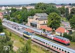 Ab 2. August 2025 begann wegen Bauarbeiten auf der Stammstrecke ein temporärer IC- und RE-Ersatzverkehr Lübeck – Bad Kleinen – Rostock. Die Niebüller 218 übernahmen dabei die Hauptlast der Verkehre. Für die Reisenden ein Graus, für die Fotofans das Highlight des Jahres. In Grevesmühlen begegnen einander 218 315 mit IC 2261 nach Hamburg und 218 345 mit 101 110 vor IC 2260 nach Ostseebad Binz. (29.08.2025) <i>Foto: Joachim Schmidt</i>