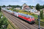 Am östlichen Ausfahrsignal in Grevesmühlen wartet 218 345 mit der planmäßigen Zuglok 101 110 vor dem umgeleiteten IC 2260 nach Ostseebad Binz eine weitere Zugkreuzung ab.  (29.08.2025) <i>Foto: Joachim Schmidt</i>
