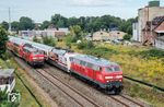 Zugkreuzung im Bahnhof Grevesmühlen zwischen IC 2260 mit 218 345 (und 101 110) und 218 401 am RE 56850 nach Lübeck Hbf. (29.08.2025) <i>Foto: Joachim Schmidt</i>