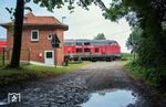 Um den zu erwartenden Fahrgastandrang auf der Relation Hamburg - Rostock in den Griff zu bekommen, setzte die DB 4-teilige Doppelstockeinheiten ein, bespannt mit der Baureihe 218. Fahrgäste, die die gesamte Strecke zurücklegen wollten, mussten allerdings in Lübeck und Bad Kleinen umsteigen. Alternativ konnte man auch die IC nutzen, wenn man bereit war, die teuerere Fahrkarte dafür zu bezahlen. 218 418 fährt mit RE 56848 nach Lübeck in den Kreuzungsbahnhof Menzendorf ein. (29.08.2025) <i>Foto: Joachim Schmidt</i>