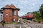 Durch den Umleiterverkehr erlebte die Bahnstrecke Lübeck - Bad Kleinen einen Zugverkehr wie schon lange nicht mehr. In Menzendorf kam es zur Zugkreuzung zwischen 218 401 vor RE 56849 nach Bad Kleinen und 218 418 mit RE 56848 nach Lübeck. Das Fahrdienstleiterstellwerk ist weiterhin besetzt. (29.08.2025) <i>Foto: Joachim Schmidt</i>
