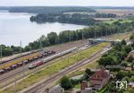 218 315 (mit 101 074) verlässt mit IC 2262 nach Ostseebad Binz vor der Kulisse des Schweriner Außensees den Bahnhof Bad Kleinen. Vor einem Güterzug wartet die blaue PRESS 218 055. (29.08.2025) <i>Foto: Joachim Schmidt</i>